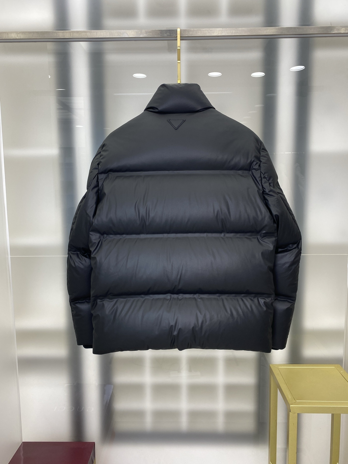 Men's classic, stylish, and warm down jacket, designer style, lightweight, comfortable, and warm for outdoor use.