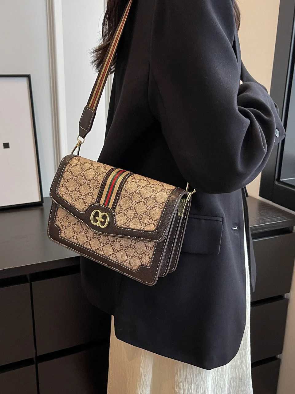 2025 Autumn/Winter Small Square Bag New Fiable Crossbody Bag High Grade Casual Single Shoder Cmuter Bag Y251208