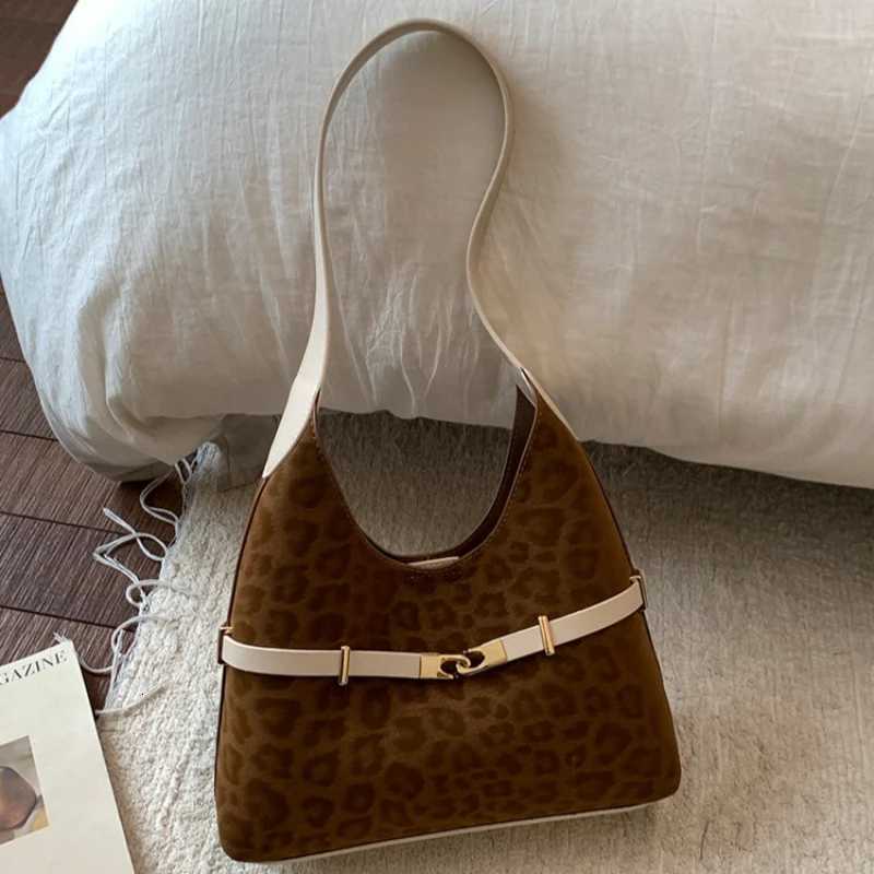Unique Vintage Paris Designer Crossbody Bag for Wen Fi nt Luxury Leather Simple Letter Capacity Y251208