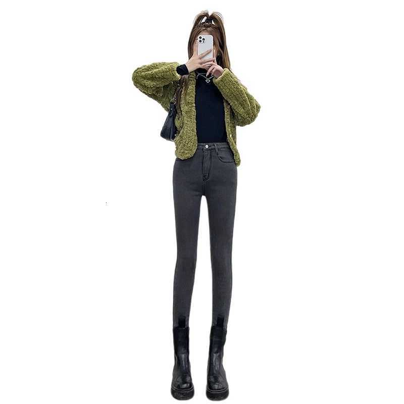 New Women Thermal Jeans Winter Snow Warm Plush Stretch Jeans Lady Skinny Thicken Students Denim Pants Fleece Mom Fur TrousersT251208