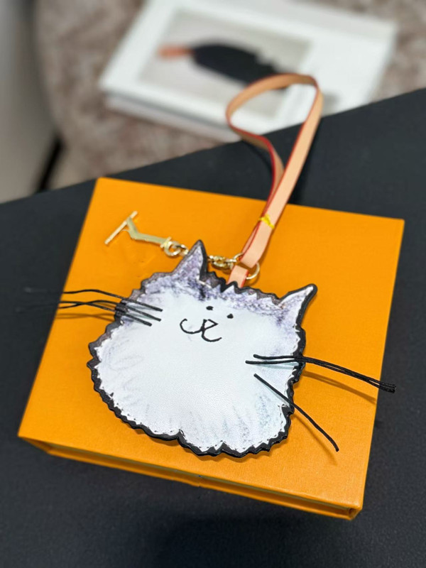 Designers keychains Lou Cat Bag Charm Letters with luxury plush puffy effect Leather Lanyards top Car Key Chain Women Buckle jewelry Keyring Bags Pendant Exquisite