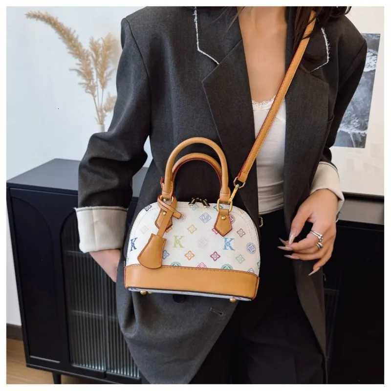 The 2025 New Model of The Seell Small Wens Bag Is A Bseller Versatile and High-end with A Crossbody Style Y251208