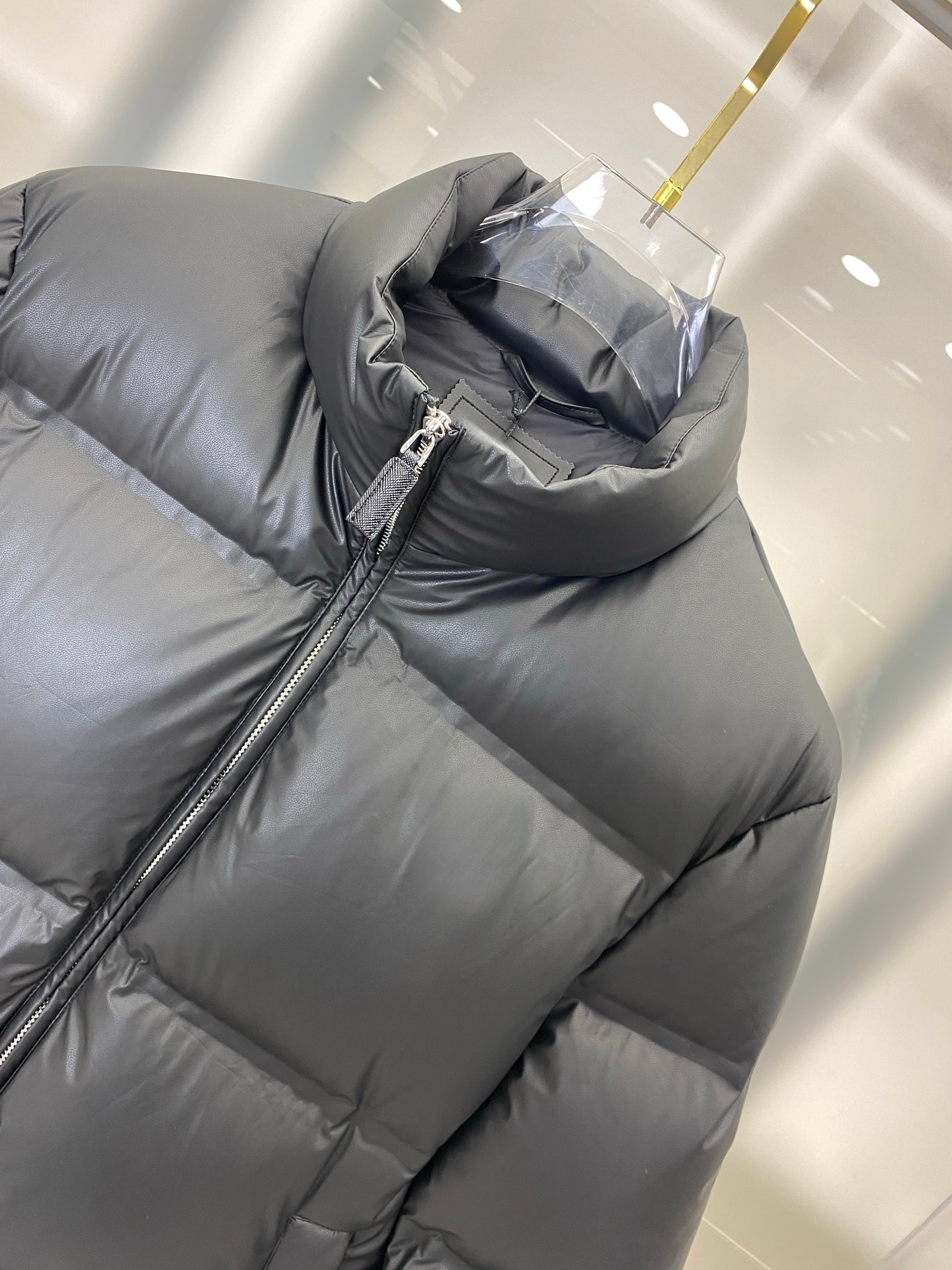 Men's classic, stylish, and warm down jacket, designer style, lightweight, comfortable, and warm for outdoor use.