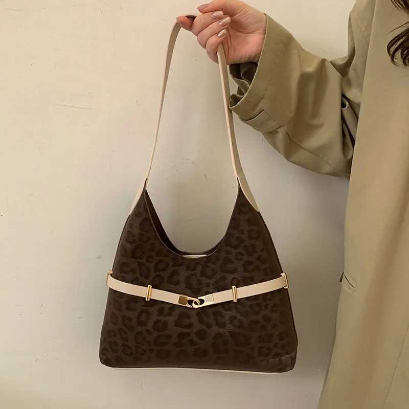 Unique Vintage Paris Designer Crossbody Bag for Wen Fi nt Luxury Leather Simple Letter Capacity Y251208