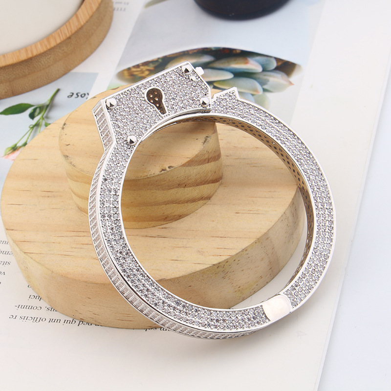 American Style Alternative Domineering Handcuffs Bracelets Simulated Full Zirconia Exaggerated Gear Buckle Spring Lock Bracelets Wholesale E2