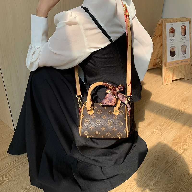 2025 New Autumn Collecti Bucket Bag Bost Bag Printed Handbag Shoder Bag Crossbody Bag for Girls Y251208a