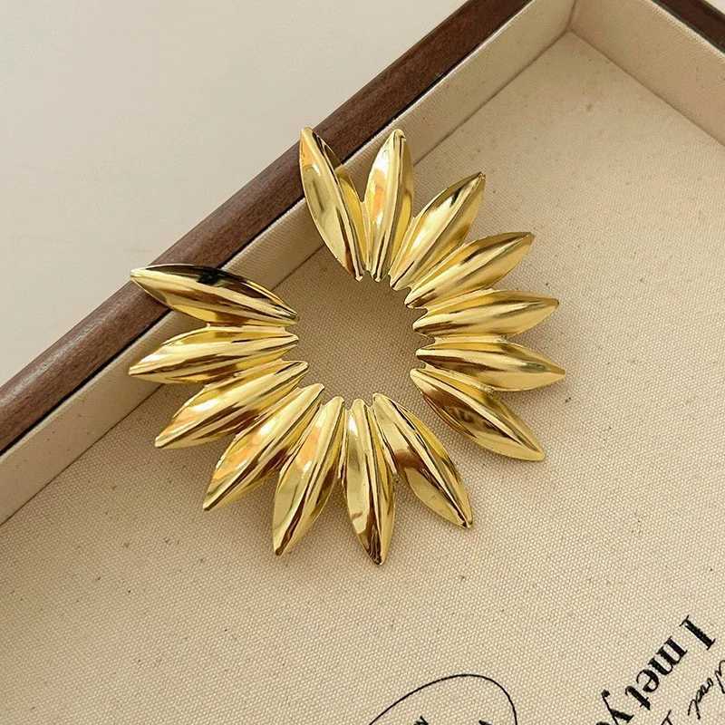 Exaggerated Personality Metal Dangle Earrings for Women Golden Color Sector Leaf Flower Big Drop Earrings European Party Jewelry J251208