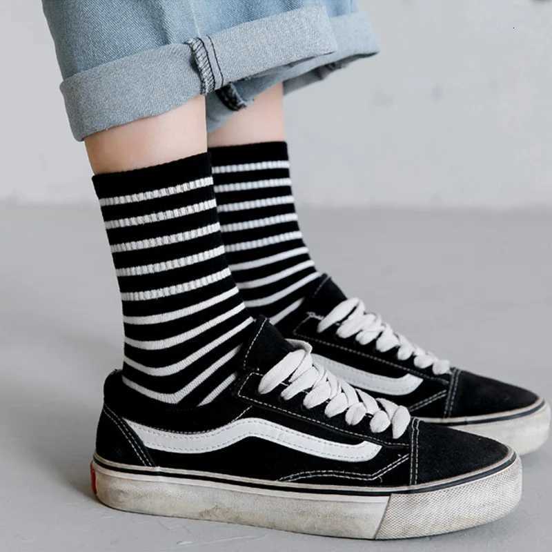 Men Socks Cotton Breathable Colorful Grid Stripe Casual Business Men short Crew Striped sport Socks White Black Grey Meias SoxT251209
