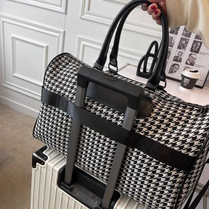 New Travel Duffel Handbag Fitness Sports Bag Large-capacity Business Trip Boarding Bag Swimming Bags Y251209