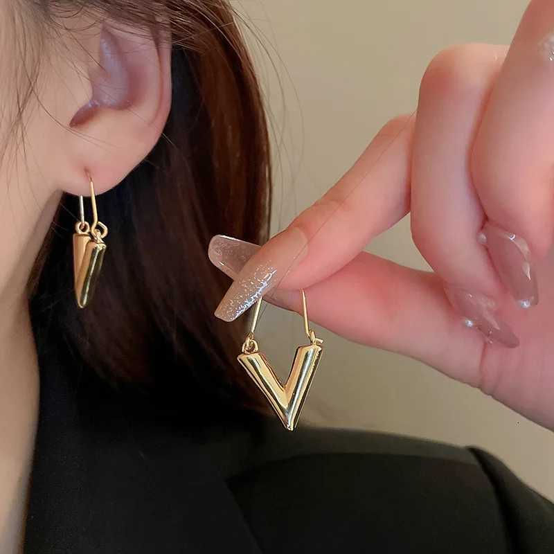 Hot Sale Gold Plated V Letter Shape Circle Hoop Earrings For Women Girls Piercing Creative Gift Jewelry e057 K251209 H260202