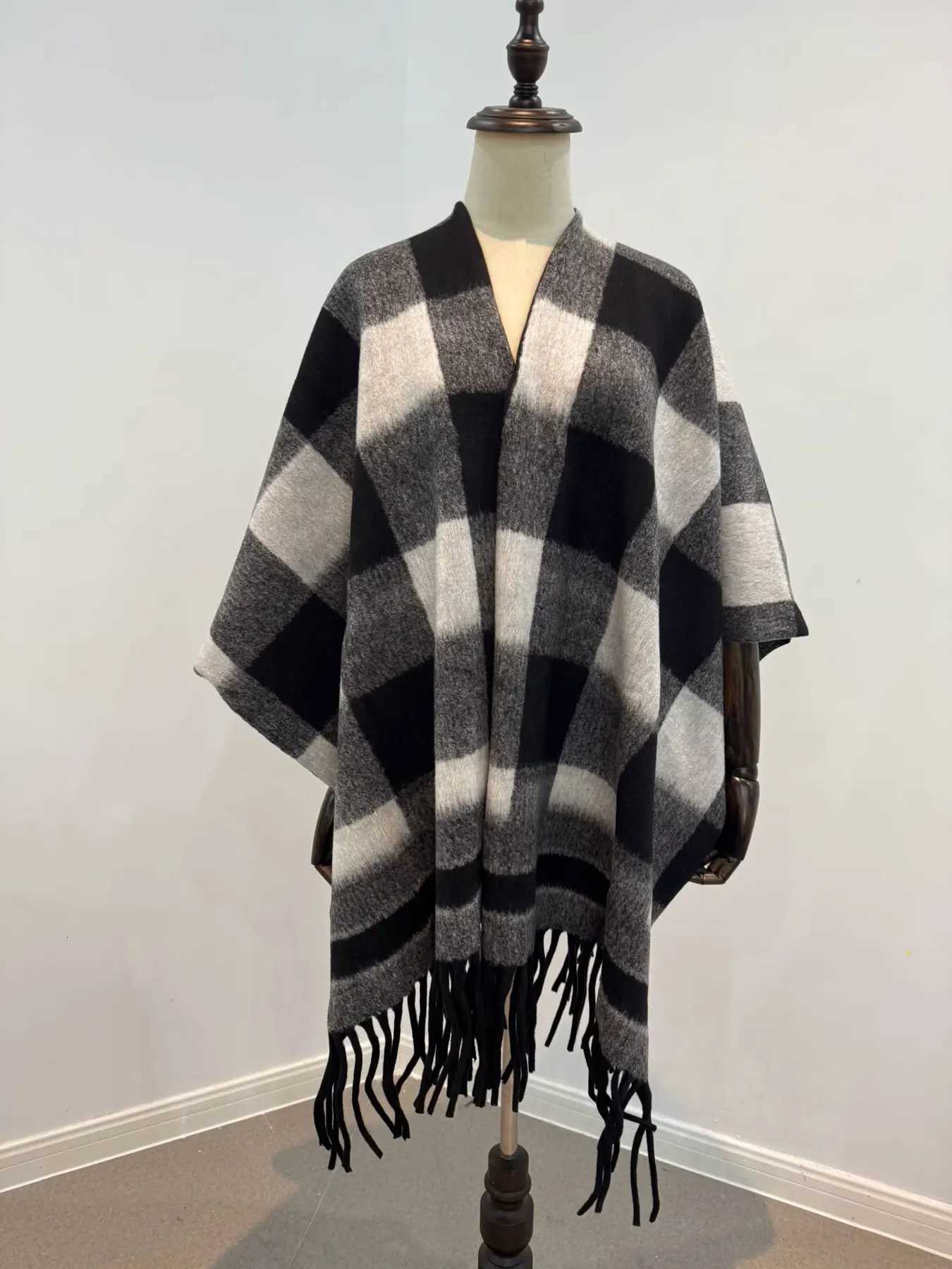 Luxury French romantic fringed cape-style shawl travel outfit with a large cape on the outside for warmth and a retro ethnic style imi Y251208