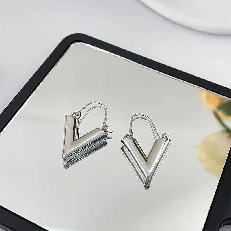 Hot Sale Gold Plated V Letter Shape Circle Hoop Earrings For Women Girls Piercing Creative Gift Jewelry e057 K251209 H260202