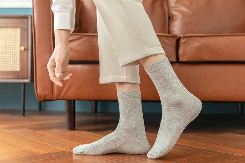 10 pairs solid color mens cotton socks black business mens socks are soft and breathable and sweat-wicking medium mens socksT251209