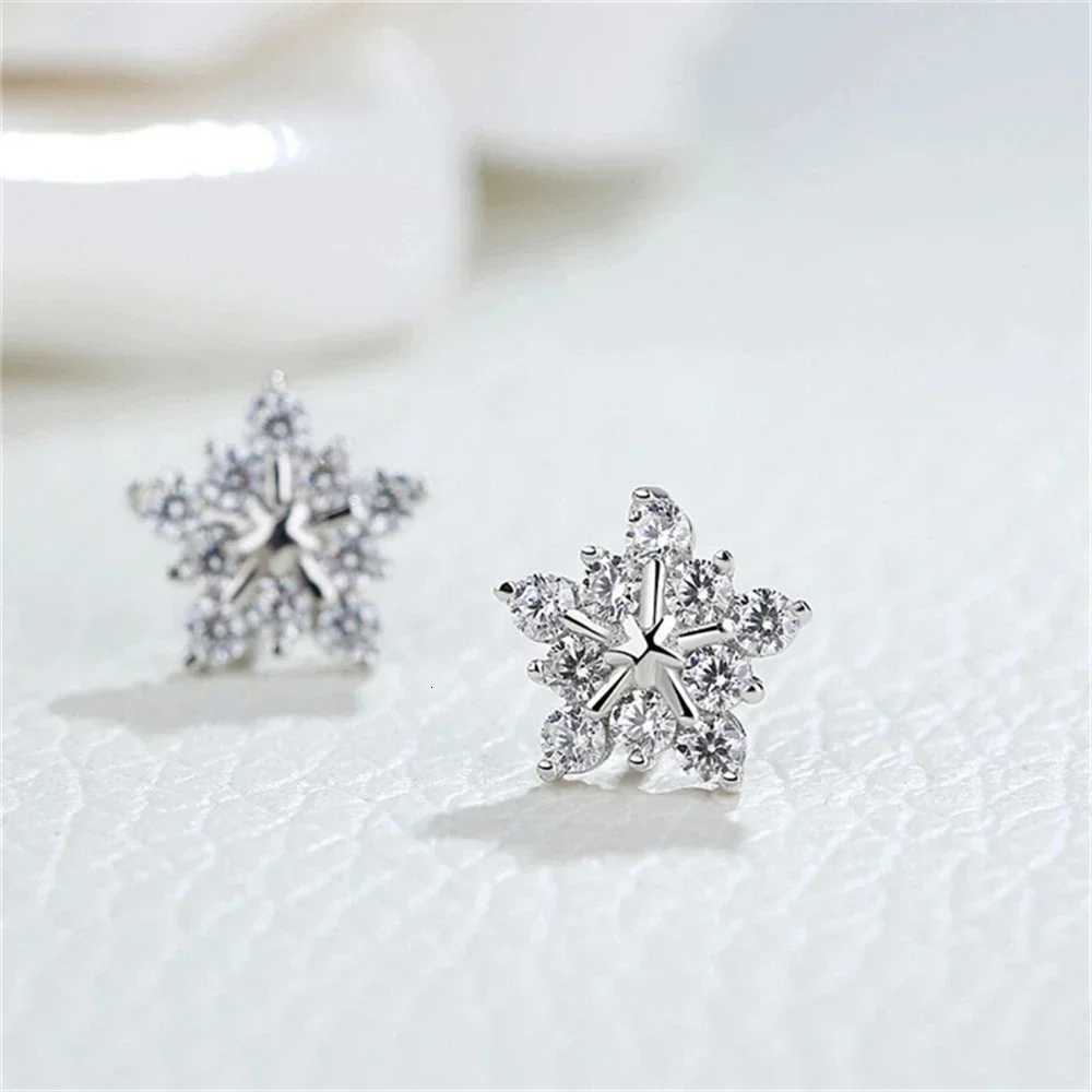 2025 New Fashion Snowflake Zircon Stud Earrings for Women Shiny Crystal Mini Delicate Earring Ear Accessories Christmas Gifts H260202