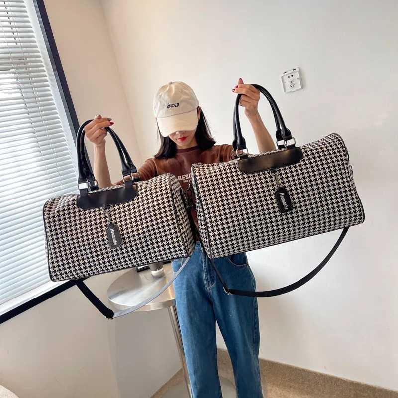 New Travel Duffel Handbag Fitness Sports Bag Large-capacity Business Trip Boarding Bag Swimming Bags Y251209