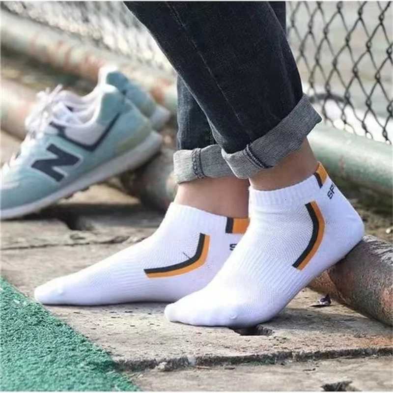 5 Pairs Mens Comfortable And Breathable Sports Socks Fashionable And Versatile Striped Cotton For Sweat AbsorptionT251209
