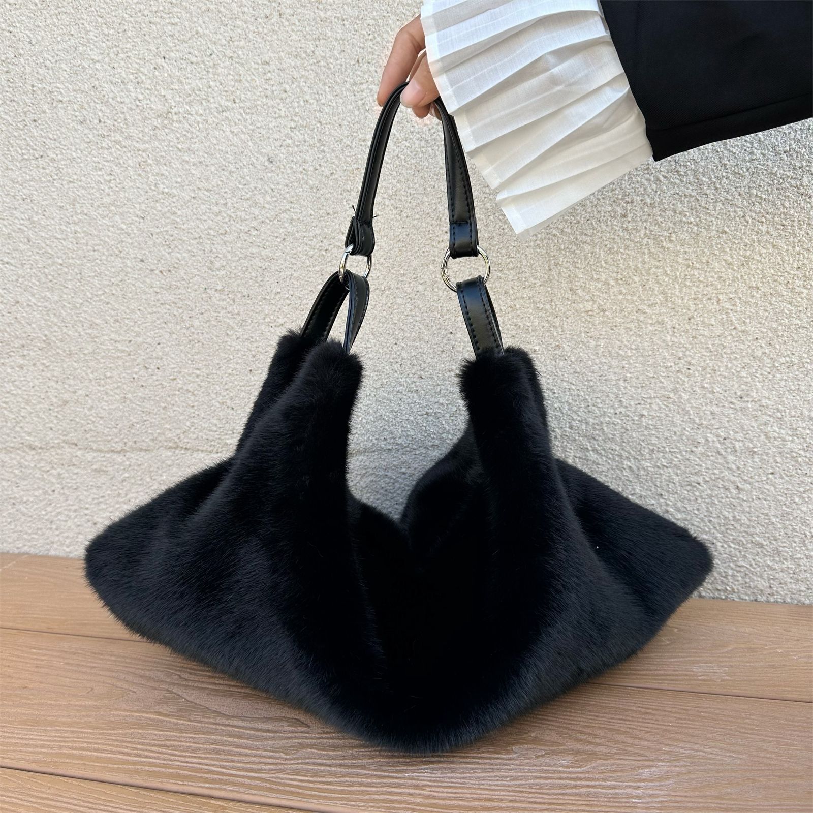 INS Plush Bag for Women 2025 New Autumn Winter Fashion Versatile Niche Furry Shoulder Bag Fluffy Crossbody Bag 251029