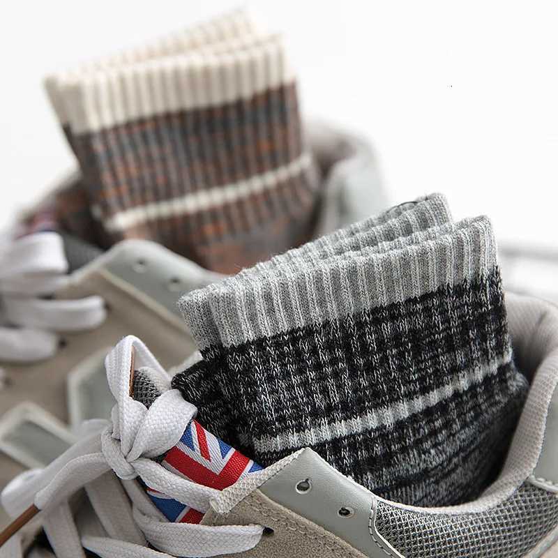 2Pairs/lot High Quality Cotton Men Socks Breathable Casual Autumn Winter Soft Fitness Compression Middle Tube Male SocksT251209