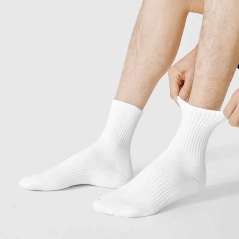 2 Pairs Men White Black Soft Warm Socks Autumn Winter Breathable Solid Color Male Sport Long Middle Tube Casual Socks for MenT251209