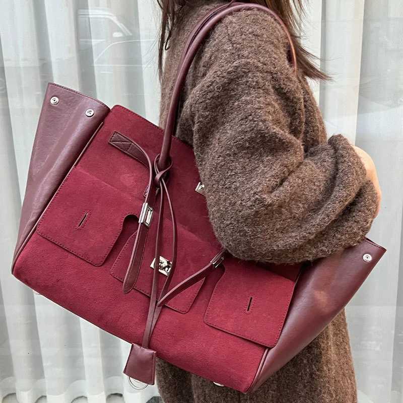 Luxury Large Capacity Wing Bag Black Brand High Quality Leather Casual Sier Gold Lock Tote Bag Trendy Exquisite Shoder Bag Y251209