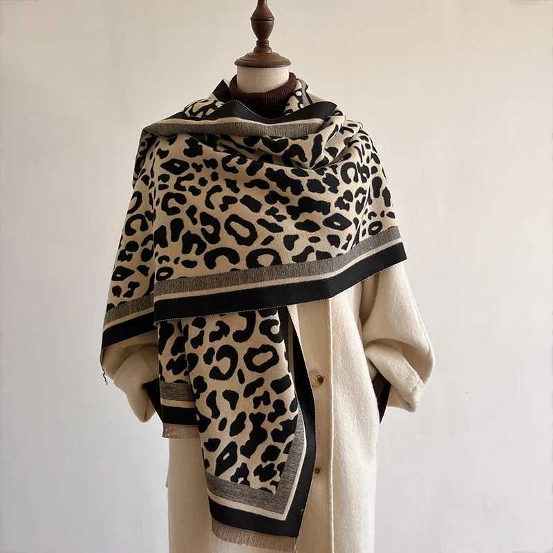 Luxury New 2024 Women Scarf Luxury Autumn Winter Warm Vintage Leopard print Scarve Pashmina Mujer Femme Foulard Bufanda Y251208