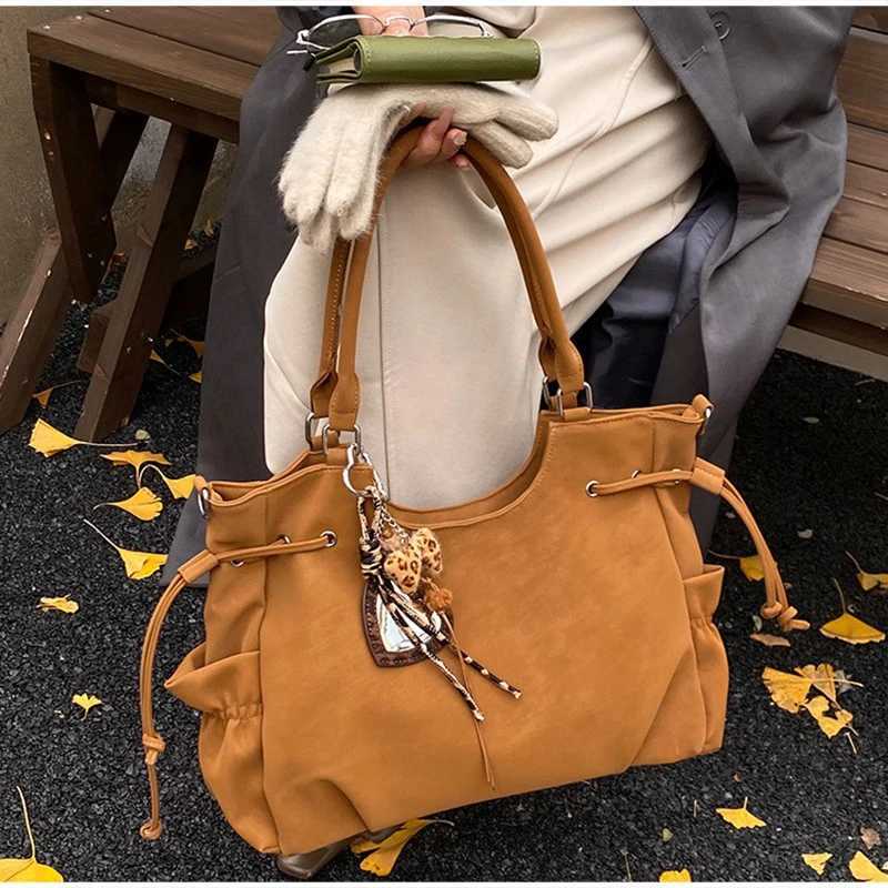 Vintage Frosted Leather Handbag For Wen Large Capacity Drstring Shoder Bag With Pendant Side Pocket Zipper Crossbody Bag Y251209