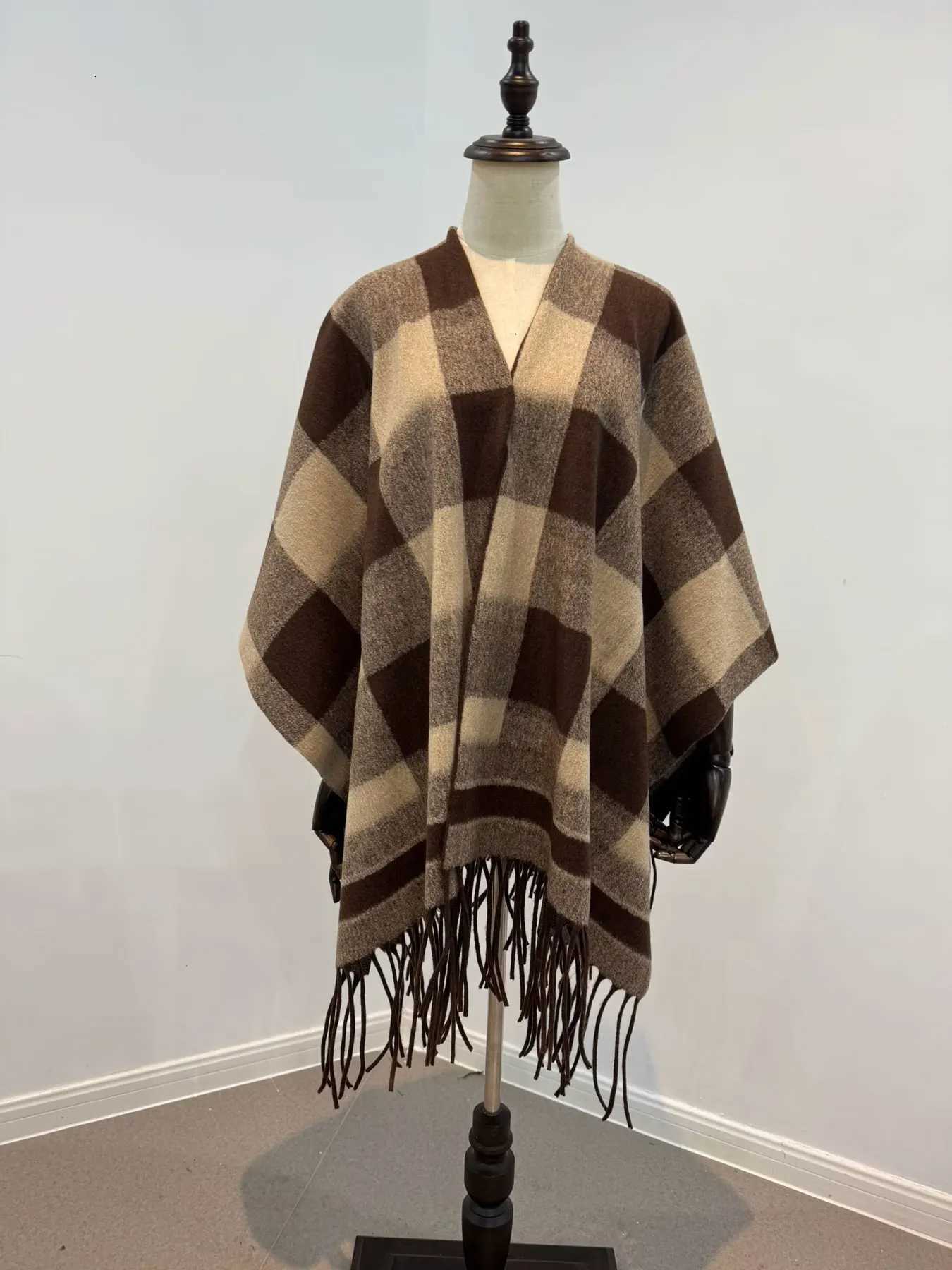 Luxury French romantic fringed cape-style shawl travel outfit with a large cape on the outside for warmth and a retro ethnic style imi Y251208