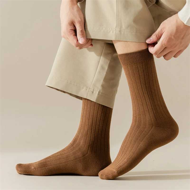 Mens Socks Autumn Winter New Casual Simple Solid Color Retro Crew Socks Man Breathable Absorb Sweat High Quality PlainT251209