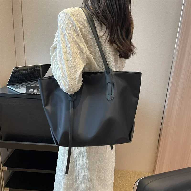 Simple Casual Oxford Shoder Bags Solid Large Capacity Sense of Luxury Tote Bags for Wen 2024 Fi Versatile Classic Style Y251209