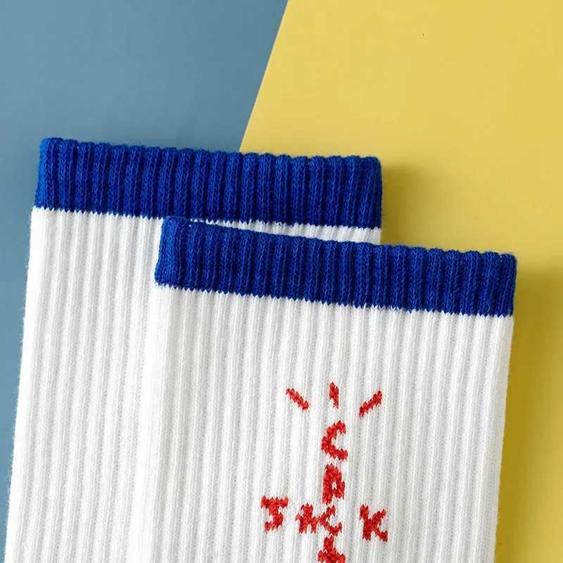 High-quality Mens Middle Tube Cotton Socks for Cycling Basketball Skateboarding and SportsT251209