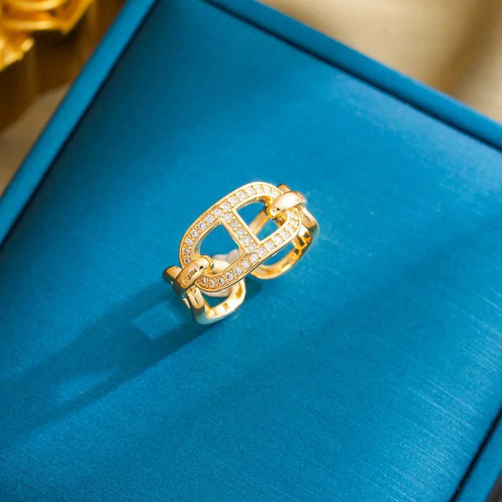 The hollowed-out pig nose is studded with diamond rings featuring a high-end design in an ins style for women J251208