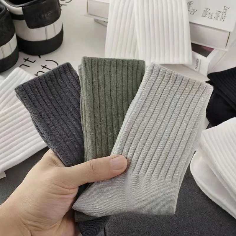 2 Pairs Men White Black Soft Warm Socks Autumn Winter Breathable Solid Color Male Sport Long Middle Tube Casual Socks for MenT251209