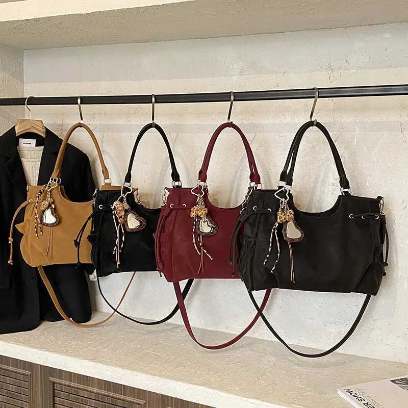 Vintage Frosted Leather Handbag For Wen Large Capacity Drstring Shoder Bag With Pendant Side Pocket Zipper Crossbody Bag Y251209