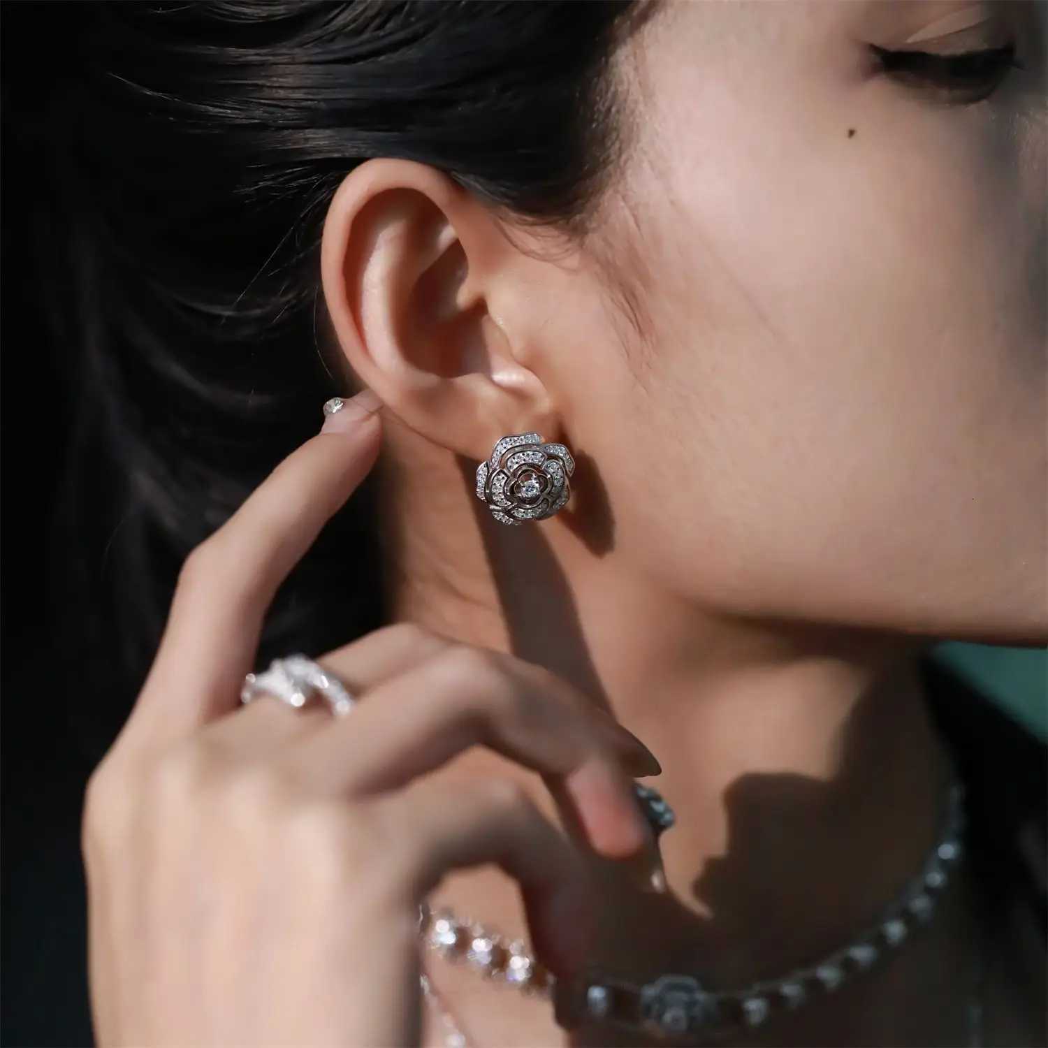 Italy Zirconium Camellia Luxury Buckle Fashion Joker Earrings Exquisite Simple Niche Ear AccESSories H260129
