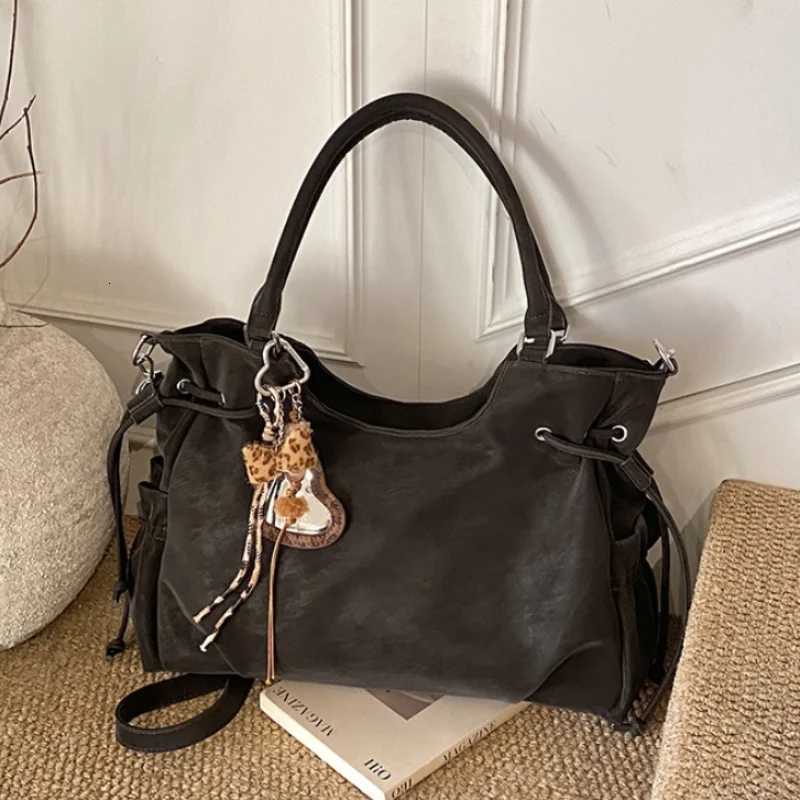 Vintage Frosted Leather Handbag For Wen Large Capacity Drstring Shoder Bag With Pendant Side Pocket Zipper Crossbody Bag Y251209