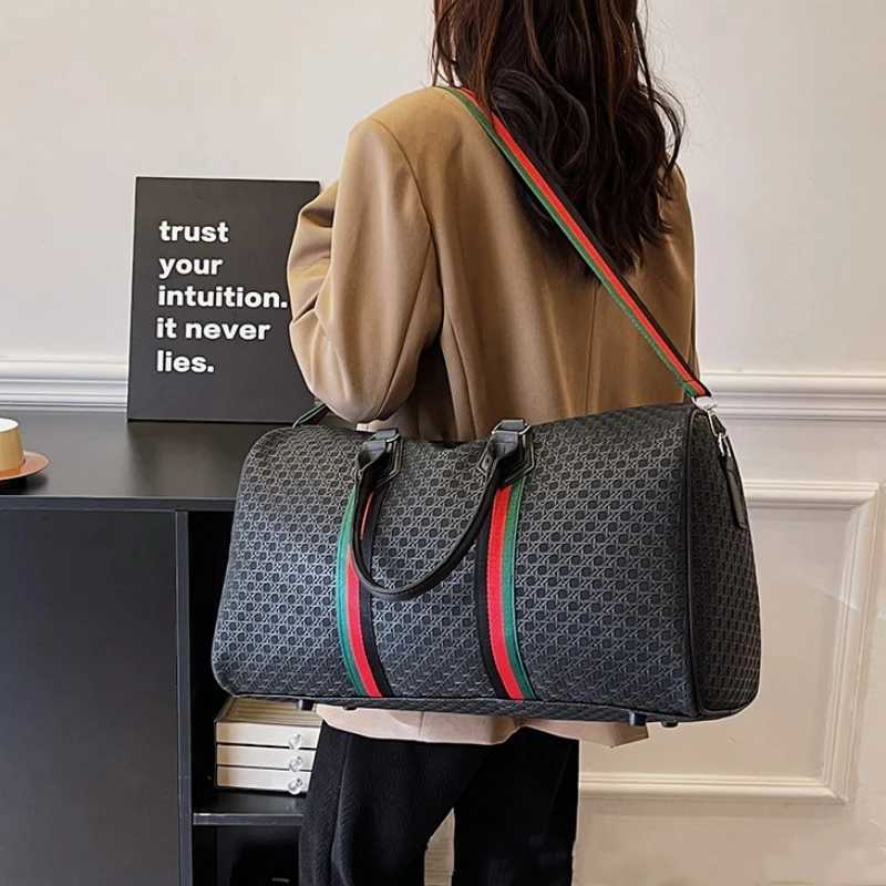 New Fi Wens Travel Bag Trend Brand Portable Lage Bag Large Capacity Mens Sports Fitness Bag Designer Luxury Handbag Y251209