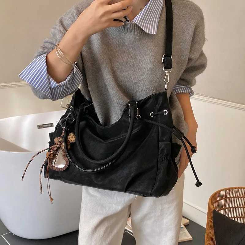 Vintage Frosted Leather Handbag For Wen Large Capacity Drstring Shoder Bag With Pendant Side Pocket Zipper Crossbody Bag Y251209