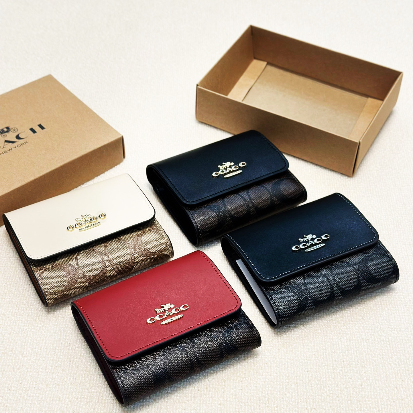 Chic Woman's Accessory: Premium Quality Black Leather Coin Pouch Plus Compact credit Card Storage Organizer