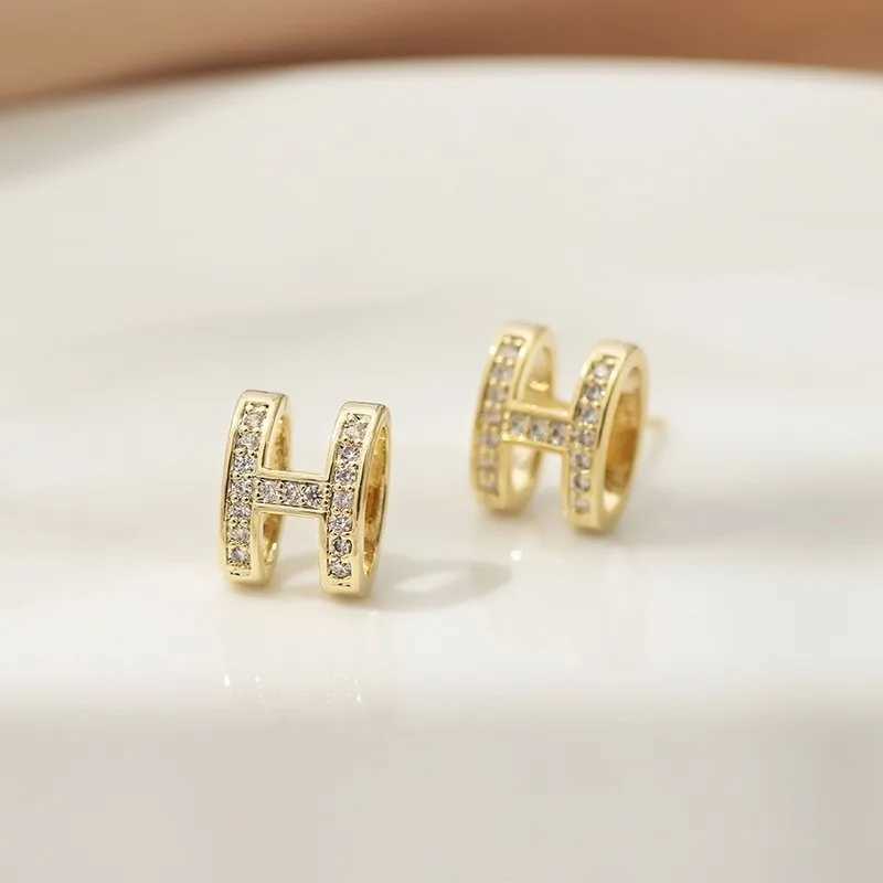 Small slightly inlaid zircon H-letter stud earrings exude a sense of high-end elegance and a unique design for women J251208