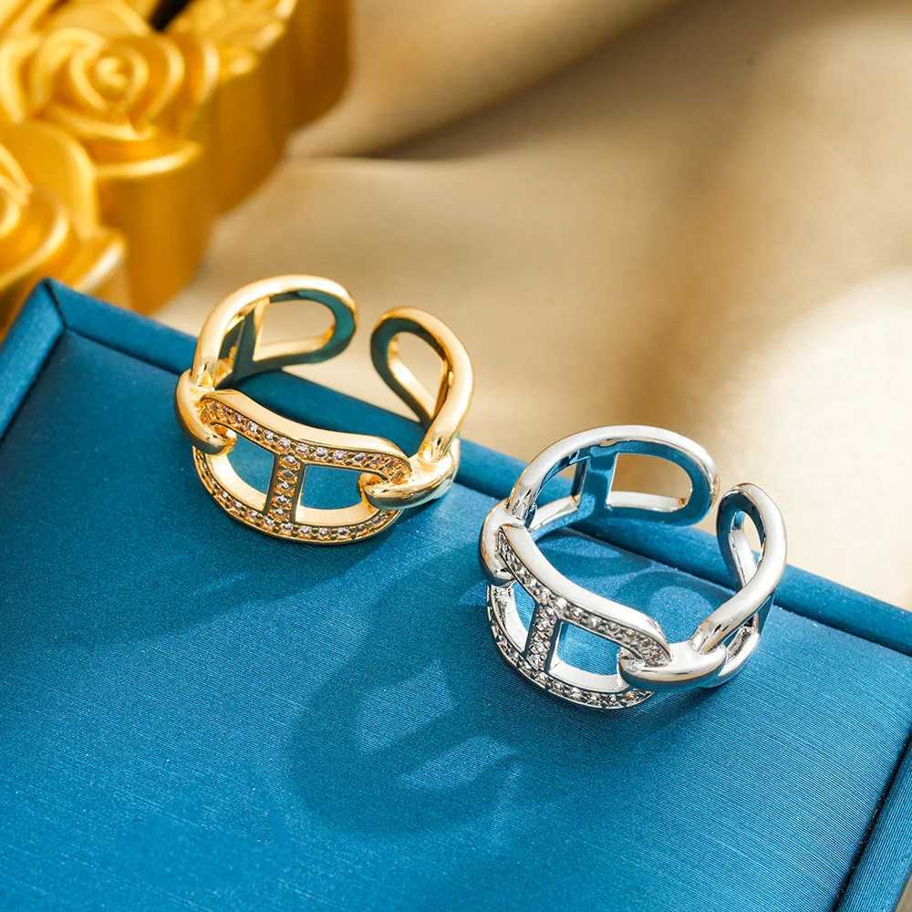 The hollowed-out pig nose is studded with diamond rings featuring a high-end design in an ins style for women J251208