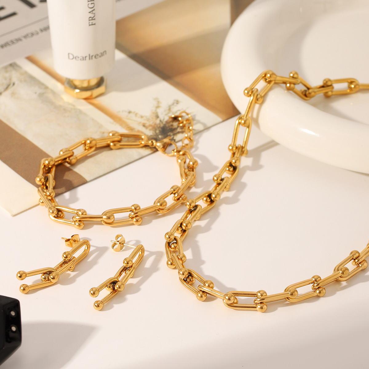 Designer bracelet Charm bracelet 18k white gold U-shaped twisted cross horseshoe buckle bracelet high-end bracelet adjustable free shipping