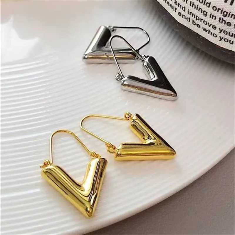 Hot Sale Gold Plated V Letter Shape Circle Hoop Earrings For Women Girls Piercing Creative Gift Jewelry e057 K251209 H260202