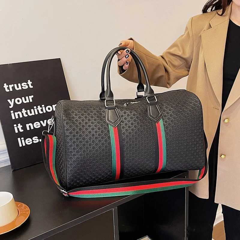New Fi Wens Travel Bag Trend Brand Portable Lage Bag Large Capacity Mens Sports Fitness Bag Designer Luxury Handbag Y251209