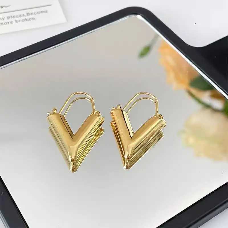 Hot Sale Gold Plated V Letter Shape Circle Hoop Earrings For Women Girls Piercing Creative Gift Jewelry e057 K251209 H260202