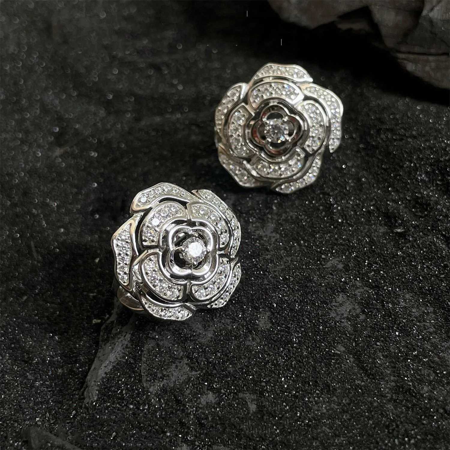 Italy Zirconium Camellia Luxury Buckle Fashion Joker Earrings Exquisite Simple Niche Ear AccESSories H260129
