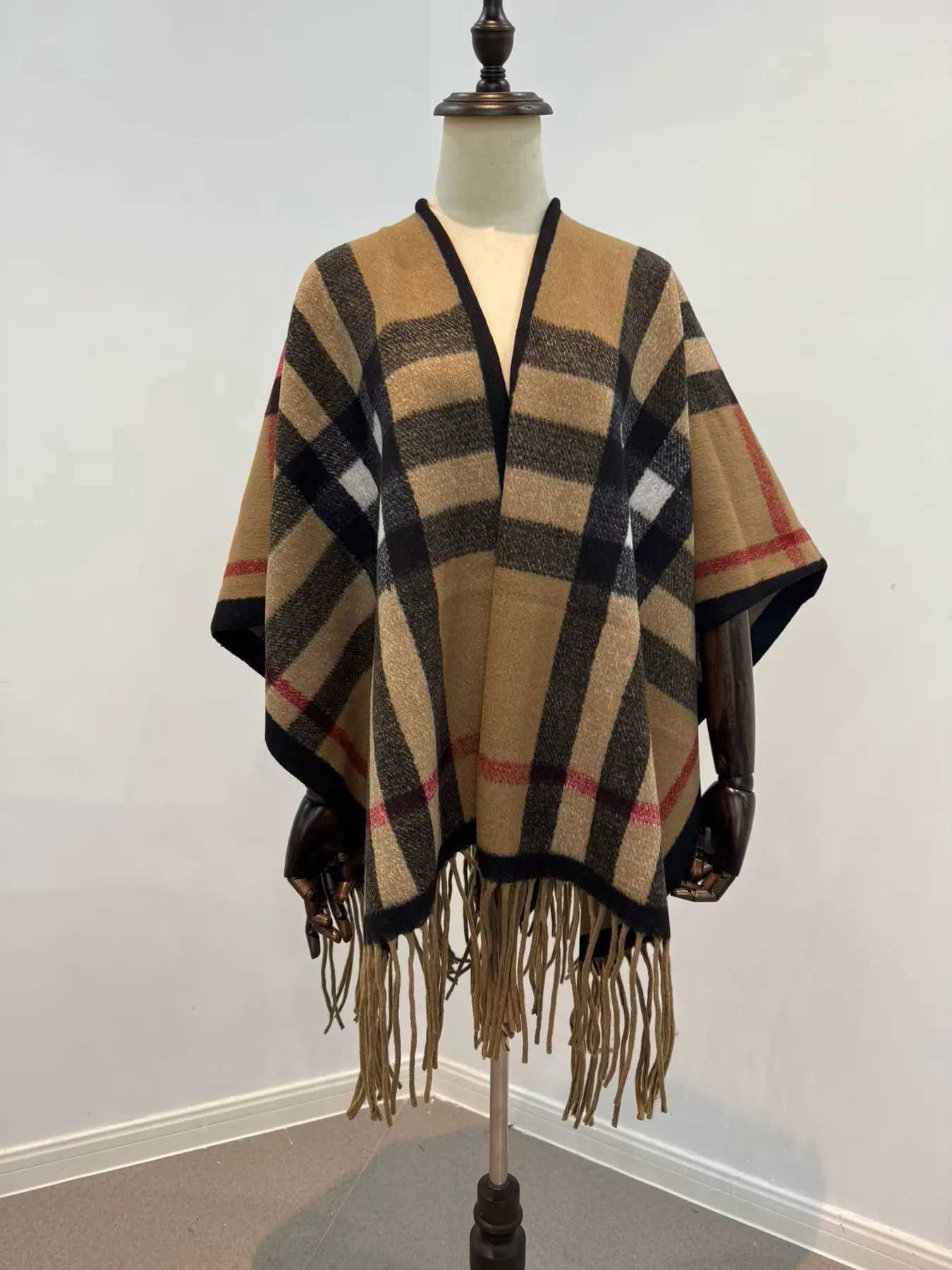 Luxury French romantic fringed cape-style shawl travel outfit with a large cape on the outside for warmth and a retro ethnic style imi Y251208