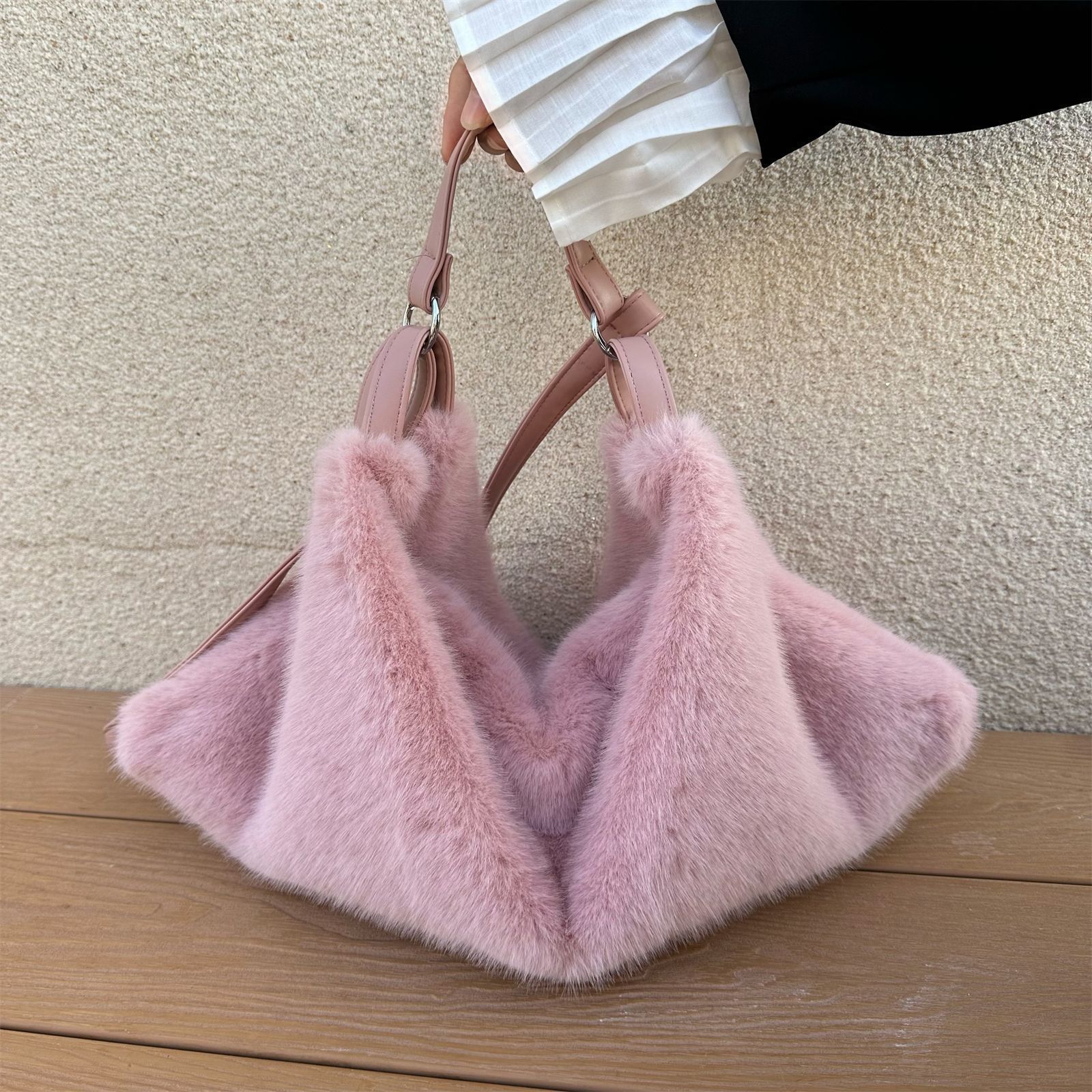 INS Plush Bag for Women 2025 New Autumn Winter Fashion Versatile Niche Furry Shoulder Bag Fluffy Crossbody Bag 251029