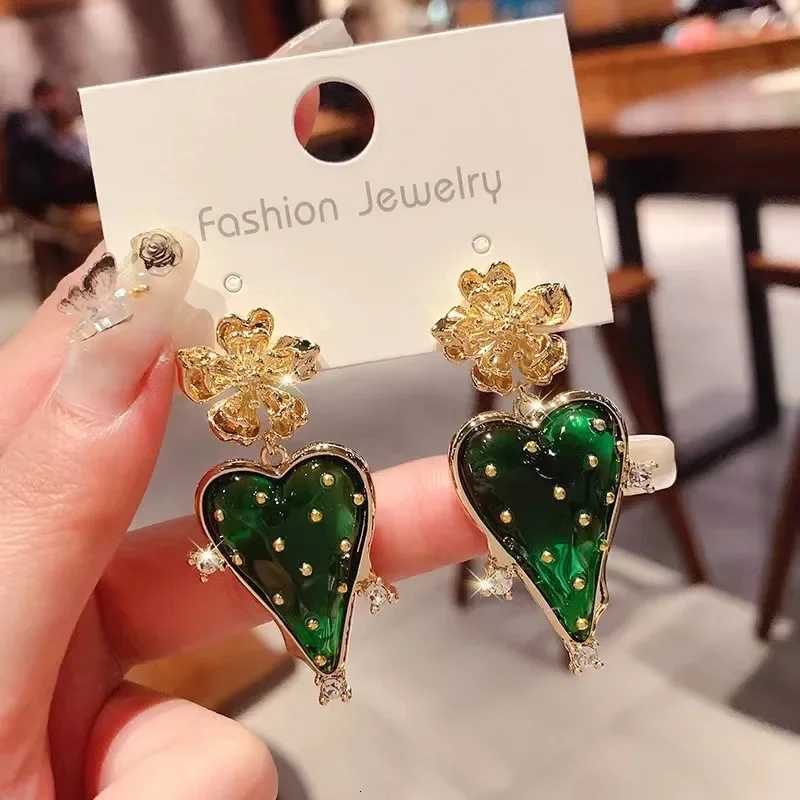 Retro Exaggerated Baroque Strawberry Womens Earrings 2023 Fashion New Fruit Series Leisure Holiday Jewelry Ear Accessories K251209 H260129