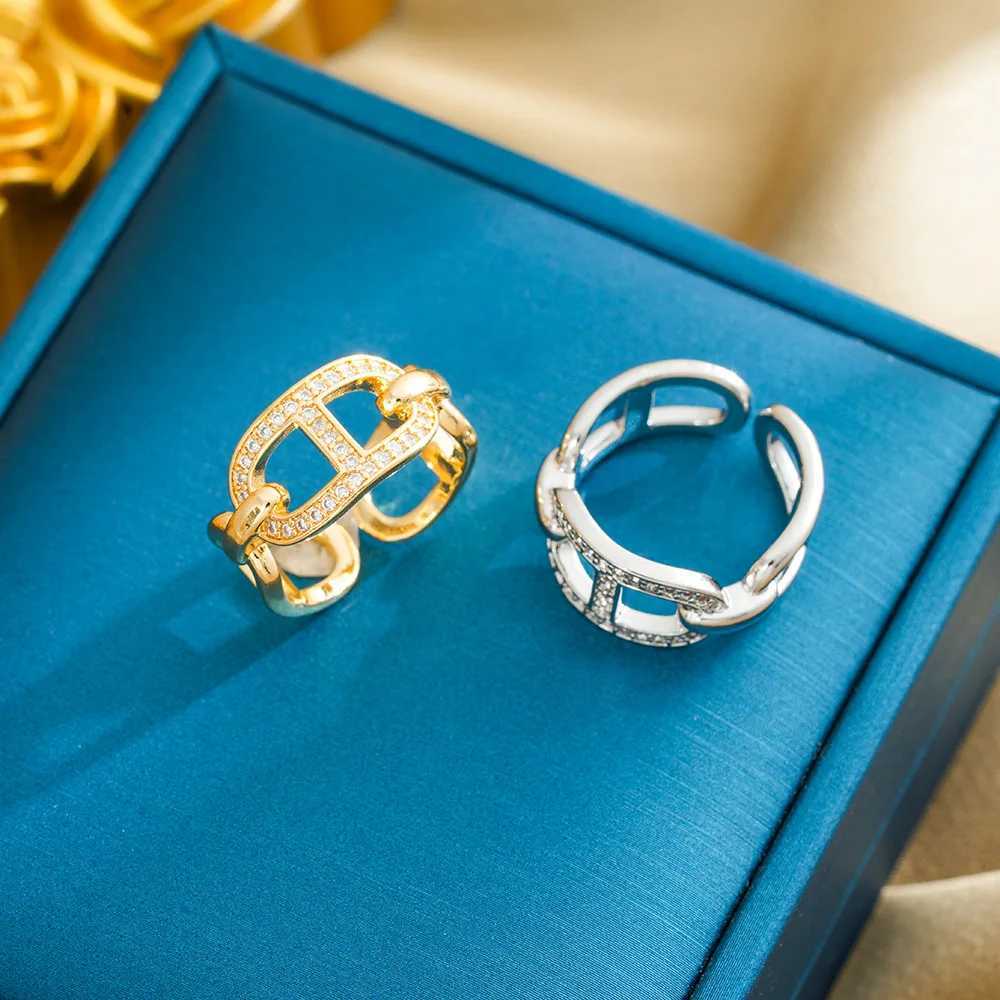 The hollowed-out pig nose is studded with diamond rings featuring a high-end design in an ins style for women J251208