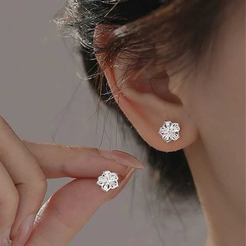 Tibetan Silver Mini Hollow Flowers Stud Earring for Women Cute Plant Fashion Jewelry Minimalist Personality Accessories K251209 H260202